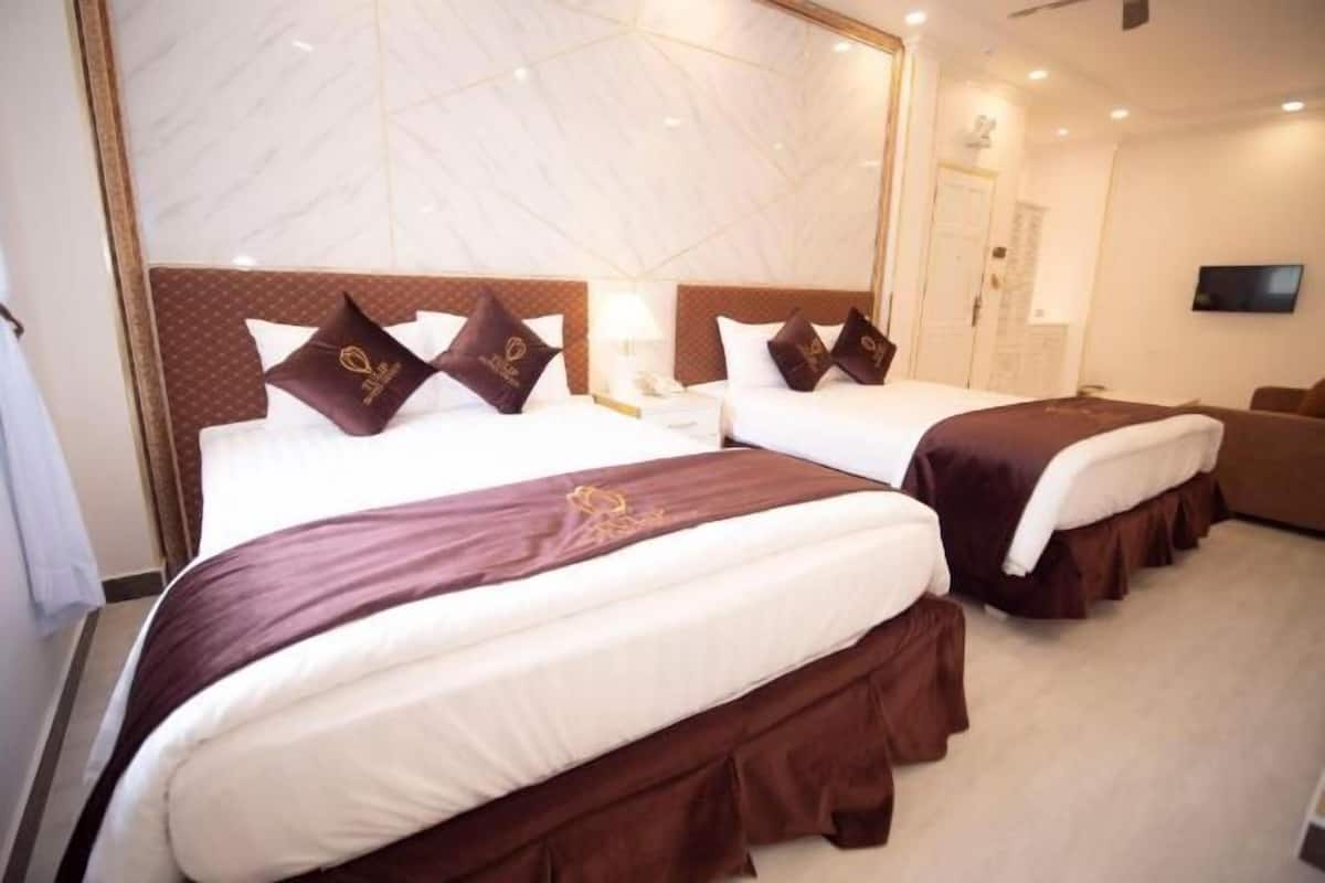 Minibar, brankas, meja kerja, dan tirai kedap cahaya