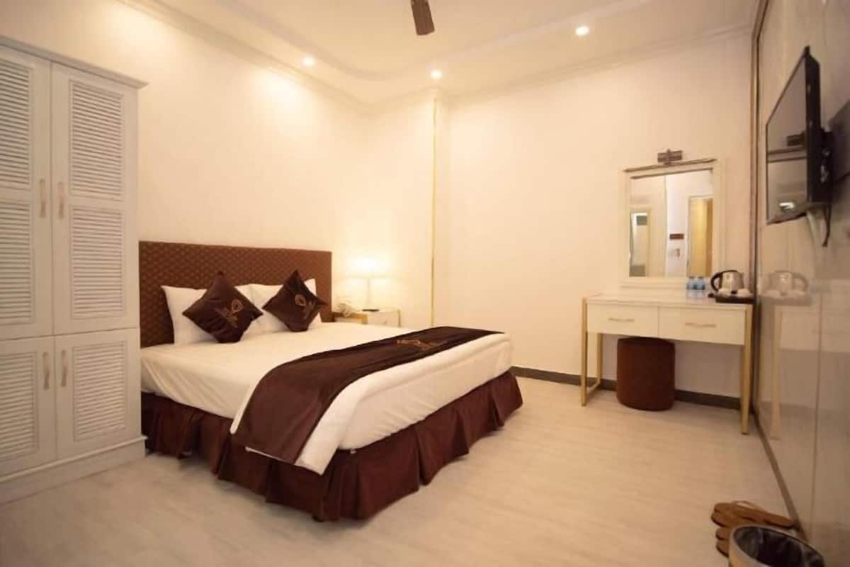 Minibar, brankas, meja kerja, dan tirai kedap cahaya