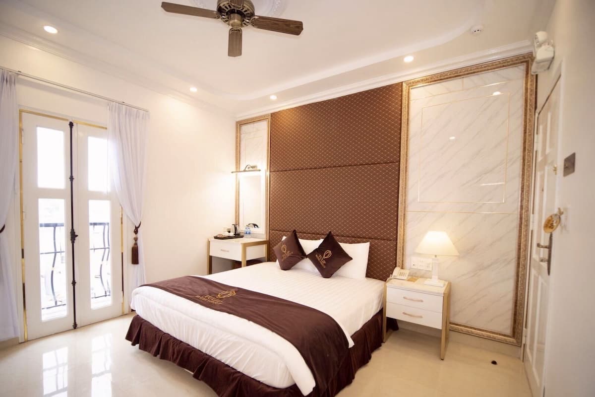 Kamar Double Eksekutif | Minibar, brankas, meja kerja, dan tirai kedap cahaya