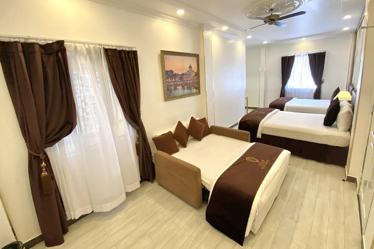 Kamar Keluarga (Deluxe) | Minibar, brankas, meja kerja, dan tirai kedap cahaya