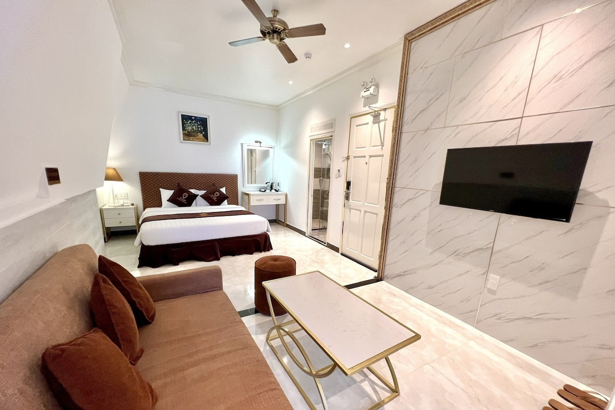 Kamar Double Premium | Minibar, brankas, meja kerja, dan tirai kedap cahaya