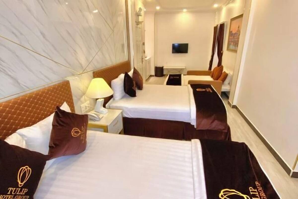 Minibar, brankas, meja kerja, dan tirai kedap cahaya
