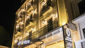 Un hôtel doté d’une enseigne bien visible indiquant « CityView », de nombreux balcons et d’une entrée bien éclairée.