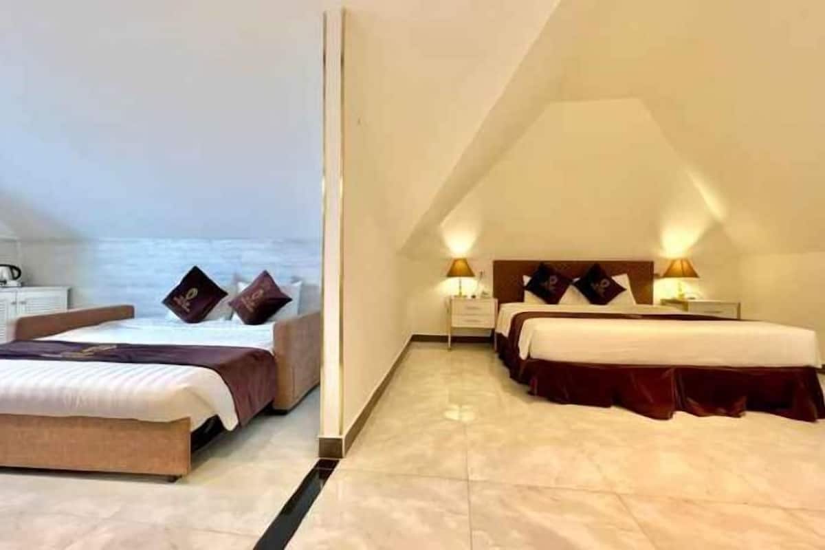Minibar, brankas, meja kerja, dan tirai kedap cahaya
