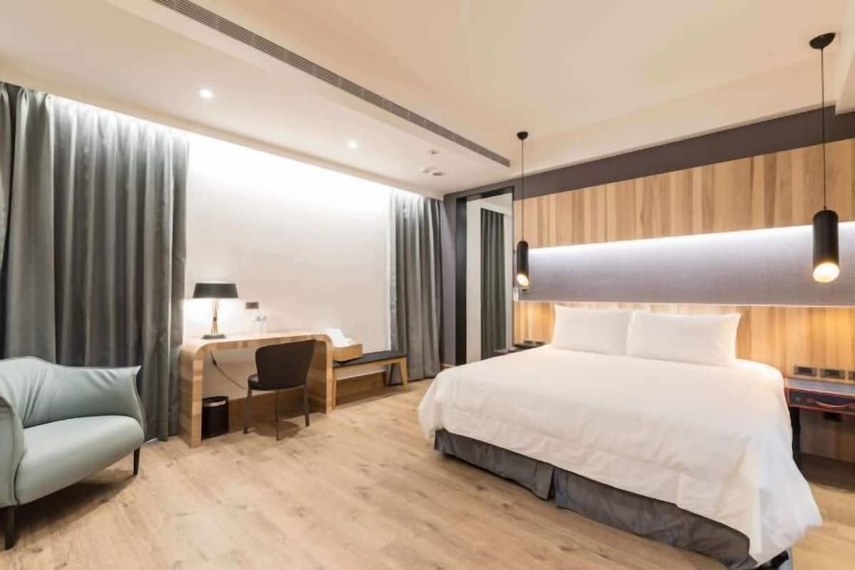 Desk, soundproofing, WiFi (free), bed sheets