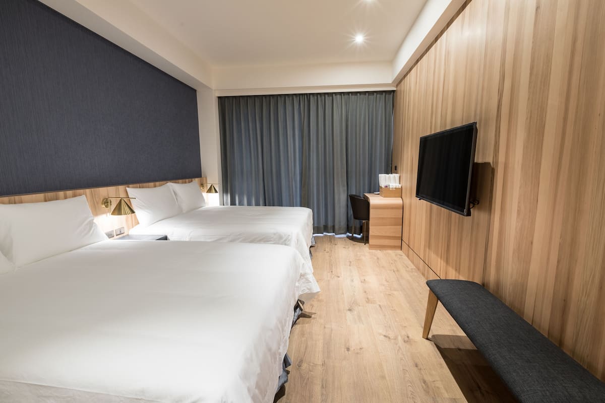 Deluxe Quadruple Room | Desk, soundproofing, free WiFi, bed sheets