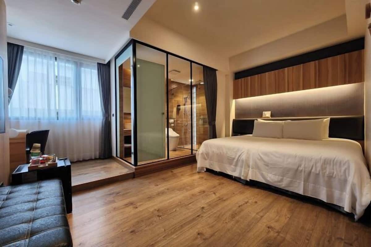 Desk, soundproofing, WiFi (free), bed sheets