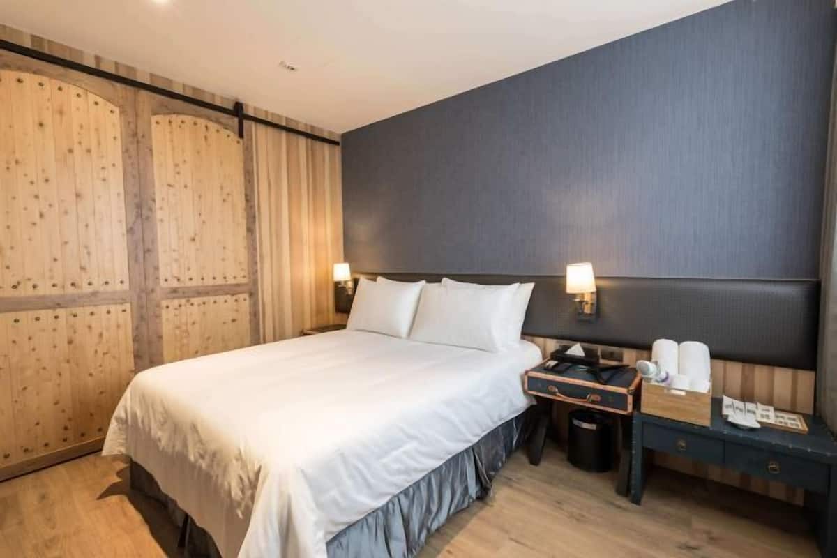Desk, soundproofing, WiFi (free), bed sheets