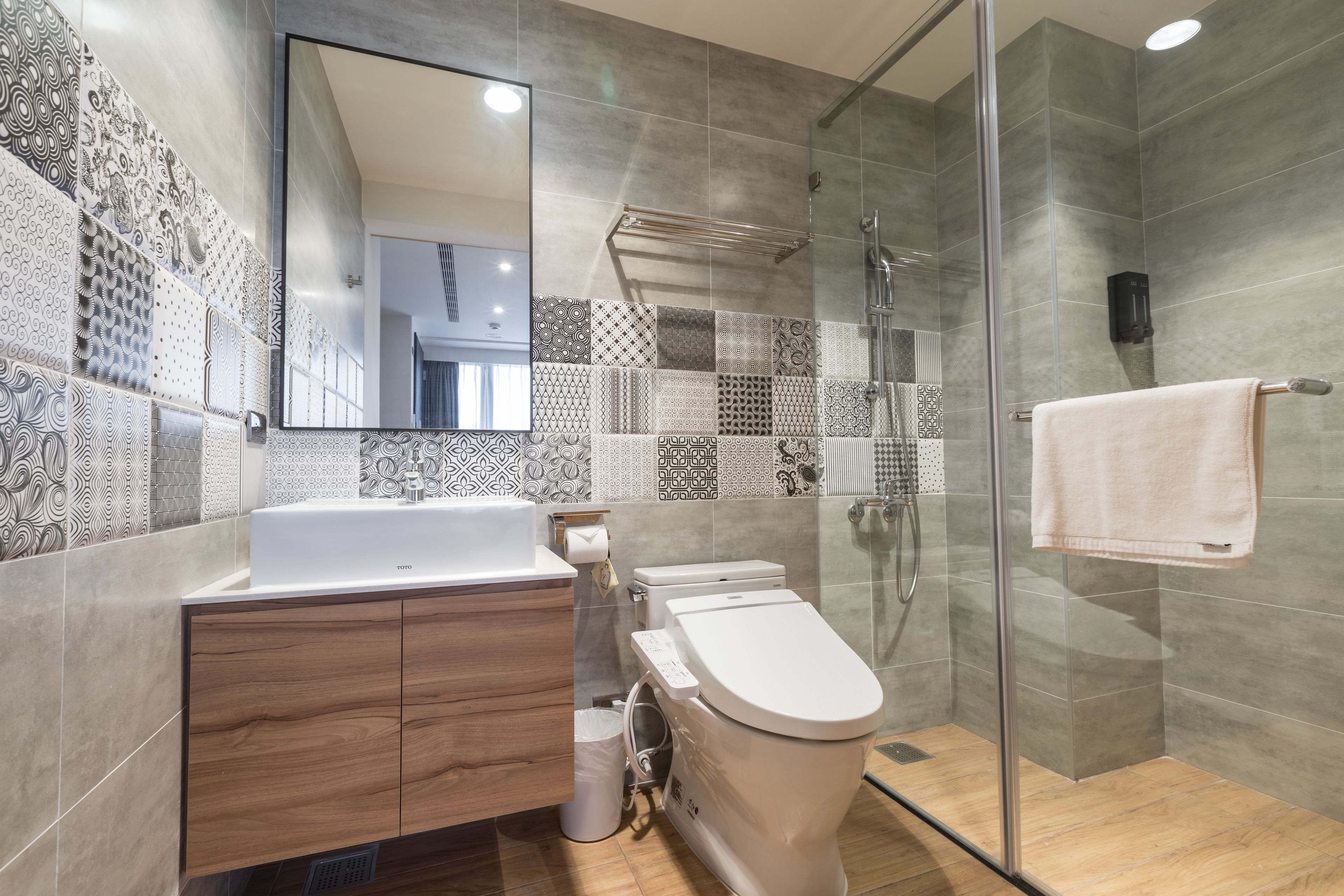 Economy Double Room, Non Smoking | Bathroom | Shower, hair dryer, slippers, bidet