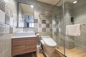 Economy Double Room, Non Smoking | Bathroom | Shower, hair dryer, slippers, bidet