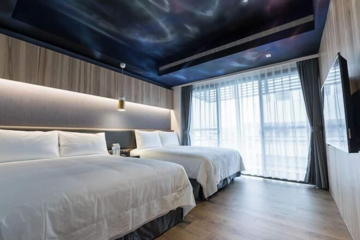 Desk, soundproofing, free WiFi, bed sheets
