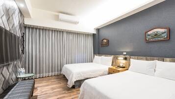 Une chambre d’hôtel avec deux lits, un canapé, une petite table et une horloge murale.