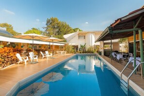 Piscina externa, funciona das 10h às 20h, espreguiçadeiras