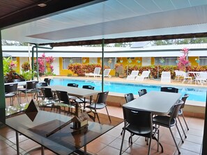 Café da manhã com pratos da culinária local grátis todos os dias