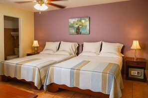 Ropa de cama de alta calidad y caja de seguridad en la habitación 