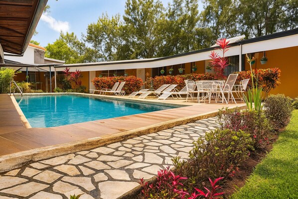 Piscina externa, funciona das 10h às 20h, espreguiçadeiras