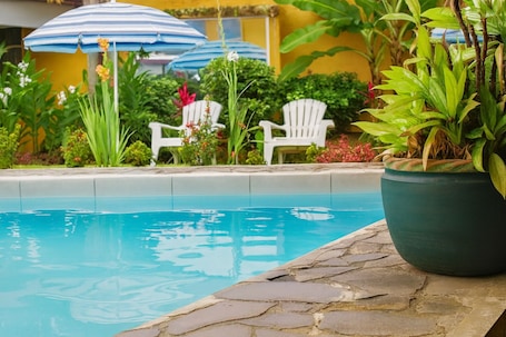 Piscina externa, funciona das 10h às 20h, espreguiçadeiras