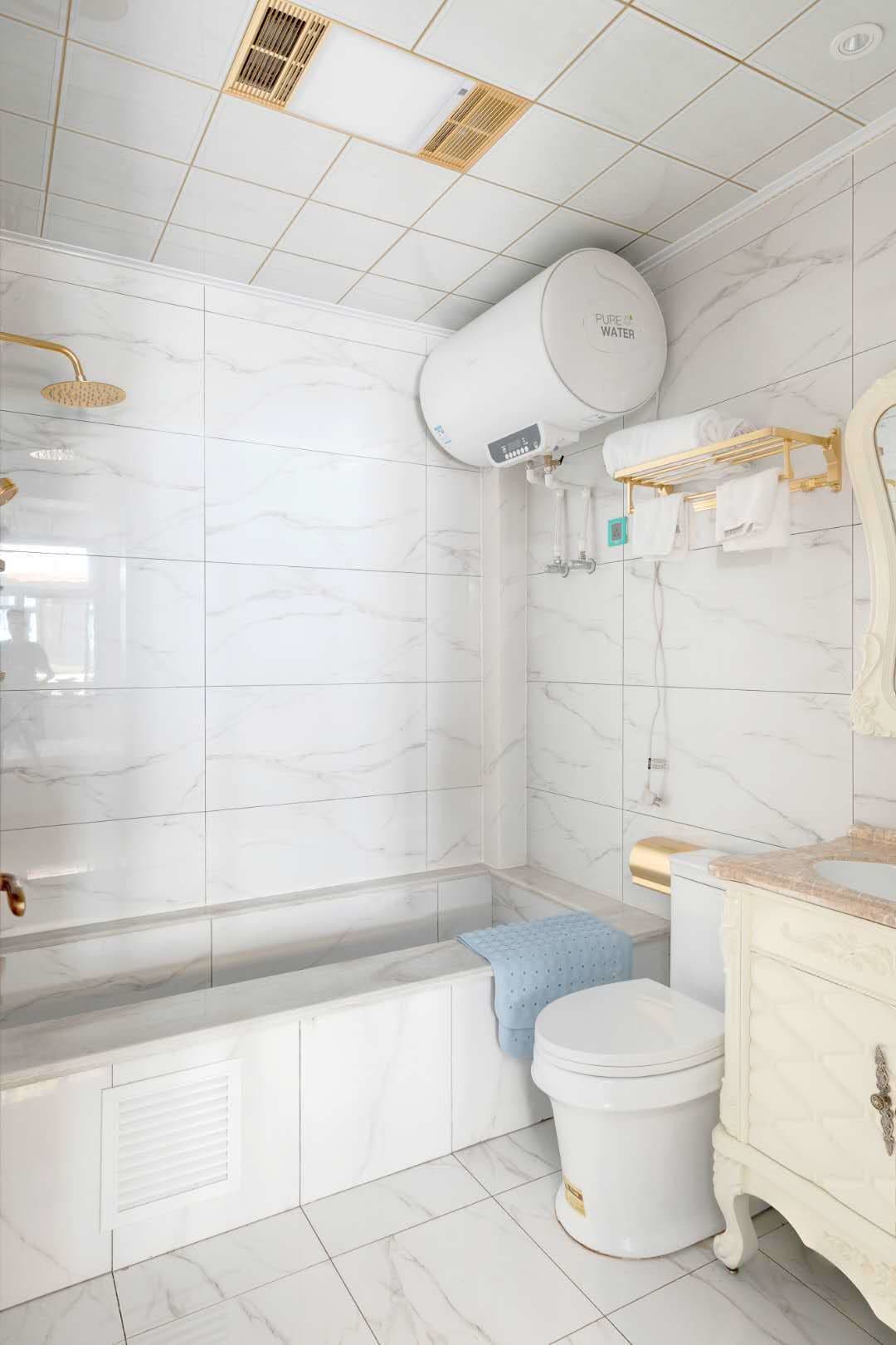 Un baño con bañera, inodoro y tocador.