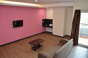 Desk, iron/ironing board, free WiFi, bed sheets - Riverview Hotel (Bahau)
