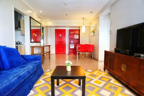 B04 | Desk, laptop workspace, free WiFi, bed sheets - South Of Market (Taguig)