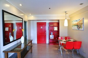 デザイン アパートメント | デスク、ノートパソコン用作業スペース、WiFi (無料)、ベッドシーツ