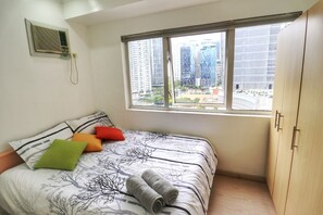 B04 | Desk, laptop workspace, free WiFi, bed sheets - South Of Market (Taguig)