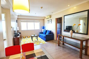 B04 | Desk, laptop workspace, free WiFi, bed sheets - South Of Market (Taguig)