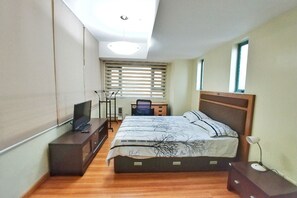 Loft (B7) | Desk, laptop workspace, free WiFi, bed sheets - McKinley Park Residences (Taguig)