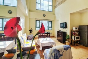 Desk, laptop workspace, free WiFi, bed sheets - McKinley Park Residences (Taguig)