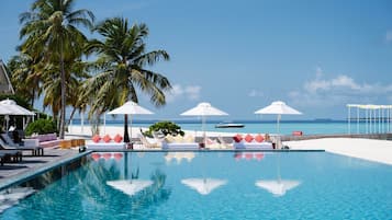 2 piscines extérieures, parasols de plage, chaises longues