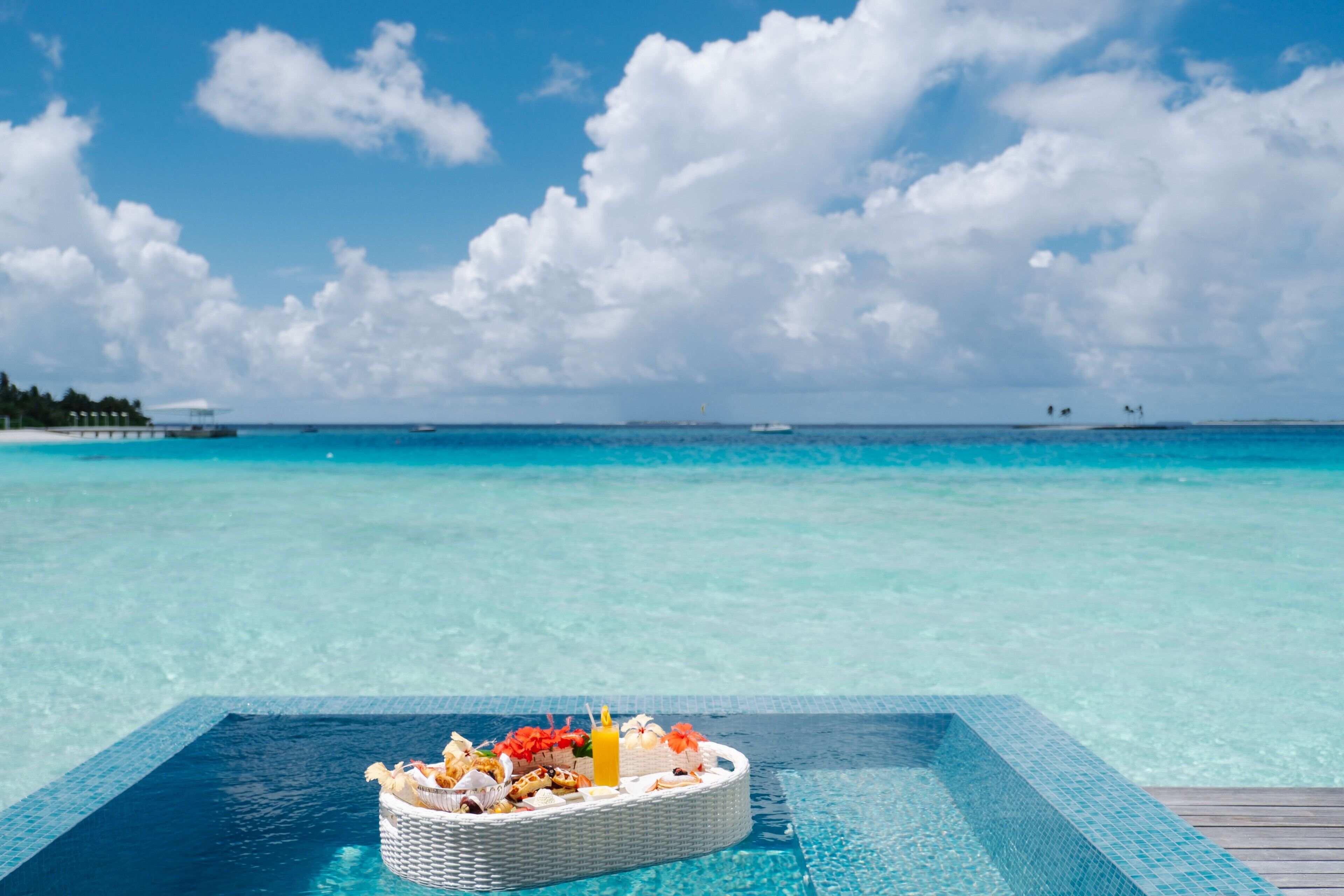 4 restaurants, breakfast, lunch, dinner served; local cuisine