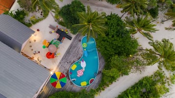 2 hồ bơi ngoài trời, dù/ô trên bãi biển/hồ bơi, ghế dài tắm nắng