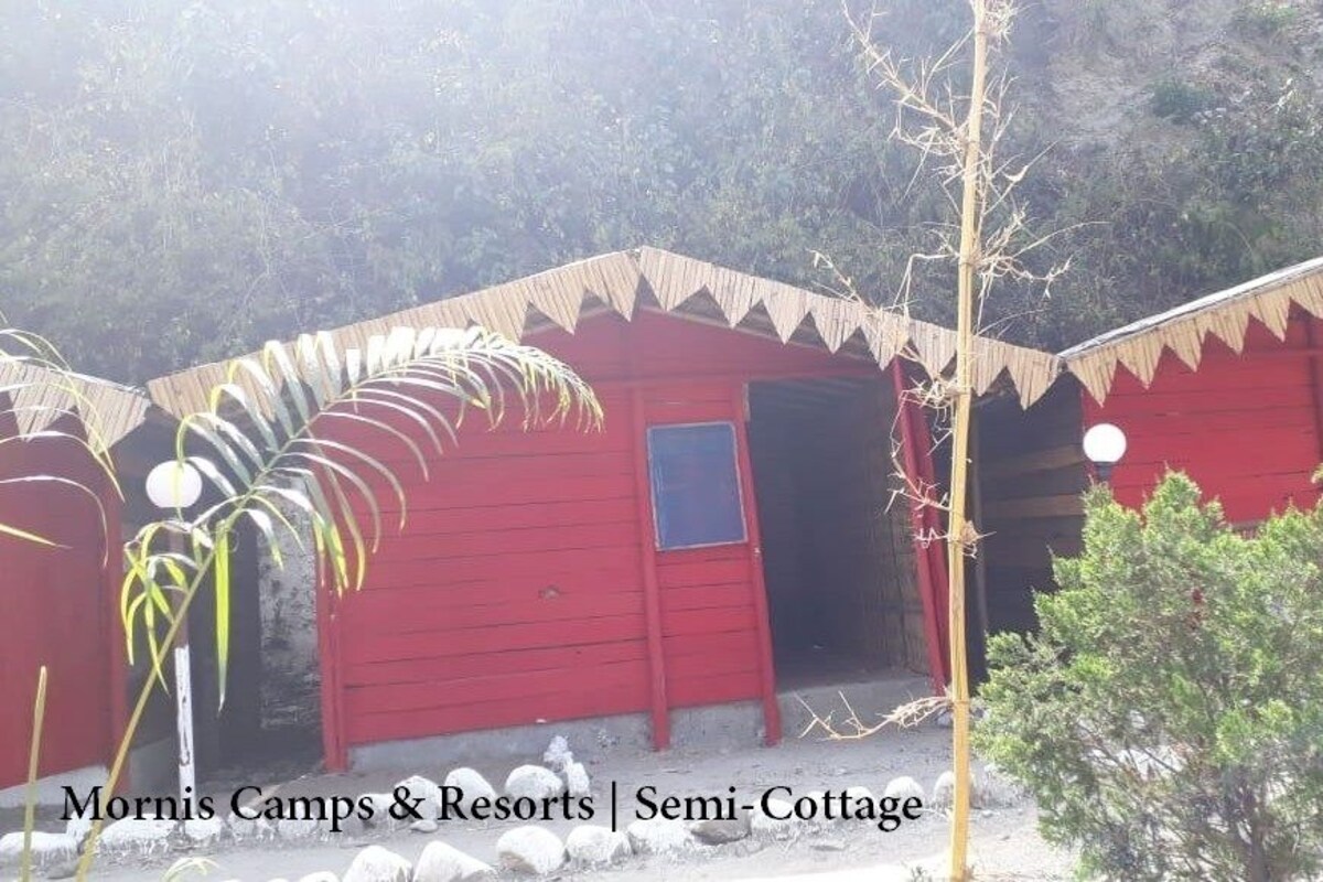 Semi Cottage With Common Washroom   | Roupa de cama