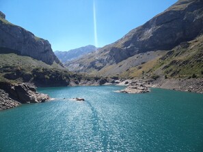 Un lago tranquillo circondato da scogliere rocciose.
