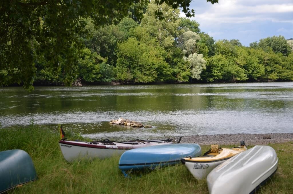 Un río tranquilo con barcos en la orilla.