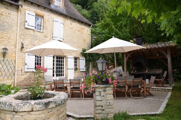 Outdoor dining - Authentic and comfortable house with heated indoor pool (from April to November) (Domme)