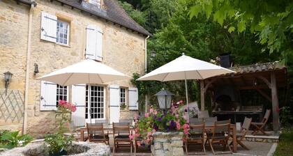 Au cĆur du PĂ©rigord Noir, authentique et confortable logis en bord de riviĂšre.