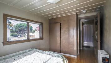 House | 3 bedrooms, iron/ironing board, bed sheets