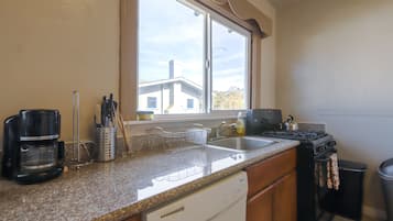 Rumah | Dapur pribadi | Lemari es besar, microwave, oven, dan kompor