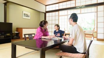 Quarto tradicional (Japanese Style) | Cofres nos quartos, escrivaninha, Wi-Fi de cortesia, roupa de cama