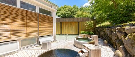 バスアメニティ (無料)、ヘアドライヤー、スリッパ、洗浄機付トイレ