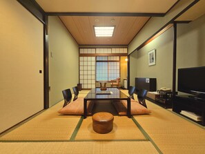 Quarto em estilo japonês, para não fumantes (2F, 8 Tatami-mats) | Cofres nos quartos, escrivaninha, Wi-Fi de cortesia, roupa de cama