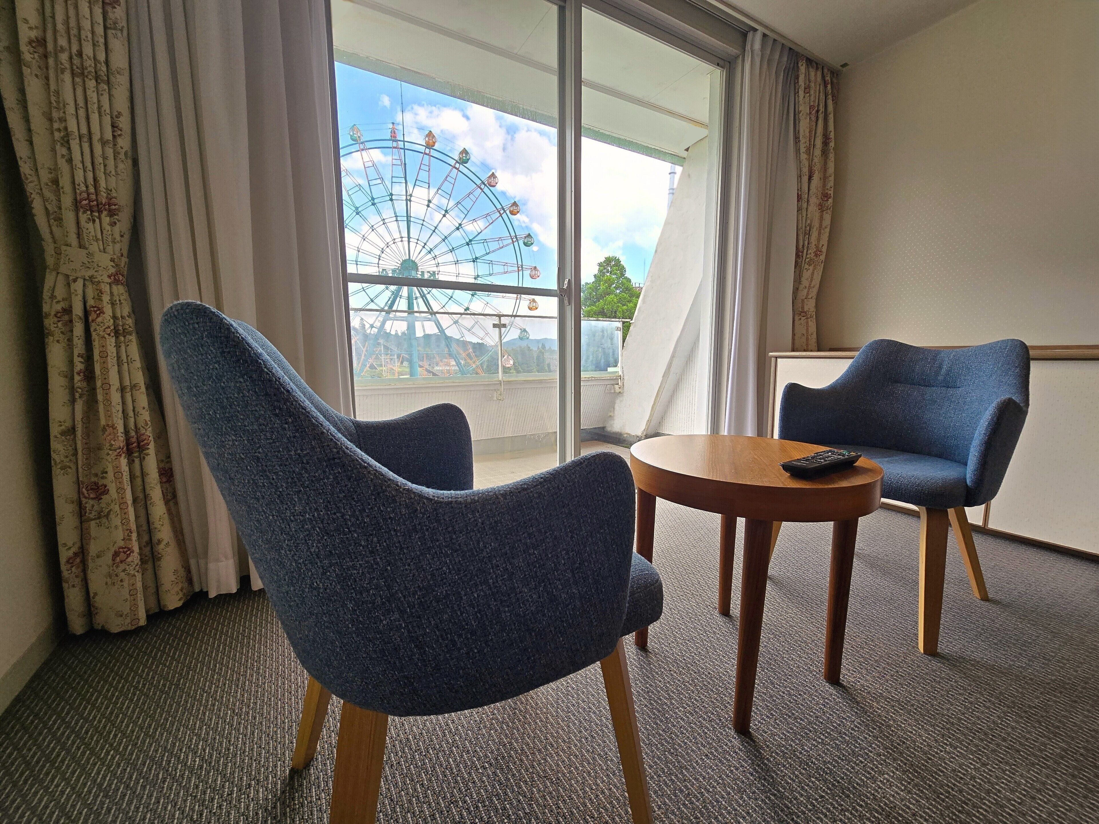 [禁煙] 和洋室 (3階) : 10畳+洋室 | セーフティボックス (室内)、デスク、WiFi (無料)、ベッドシーツ