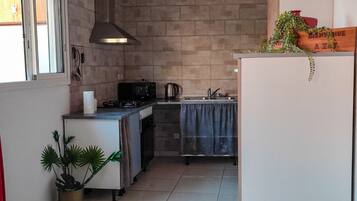 Een koelkast, een microgolfoven, een oven, een kookplaat