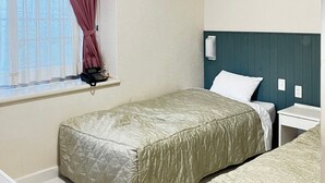 Une chambre avec un lit simple, une fenêtre, une table de chevet et une tête de lit.