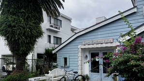 Un bâtiment appelé Villa Saint-Raphaël, avec une façade bleue, un banc blanc et un vélo garé à l’extérieur.