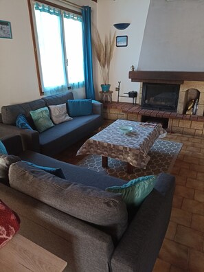 Fernseher, Kamin, Bücher