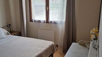 4 slaapkamers, een strijkplank/strijkijzer, reisbedje