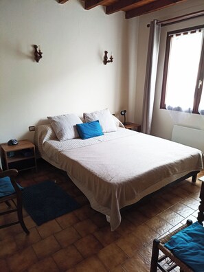 4 bedrooms, iron/ironing board, travel cot