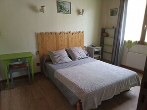 4 bedrooms, iron/ironing board, travel cot